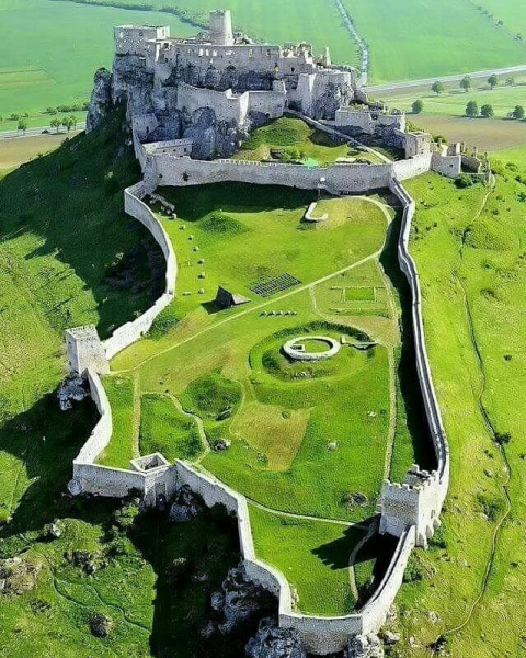 Spišký hrad-pohled z dronu.png